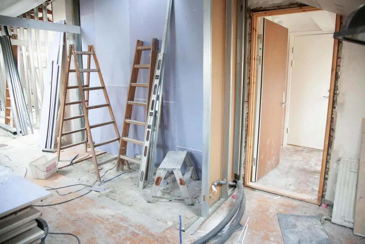 Outils et échelles sur un chantier de rénovation