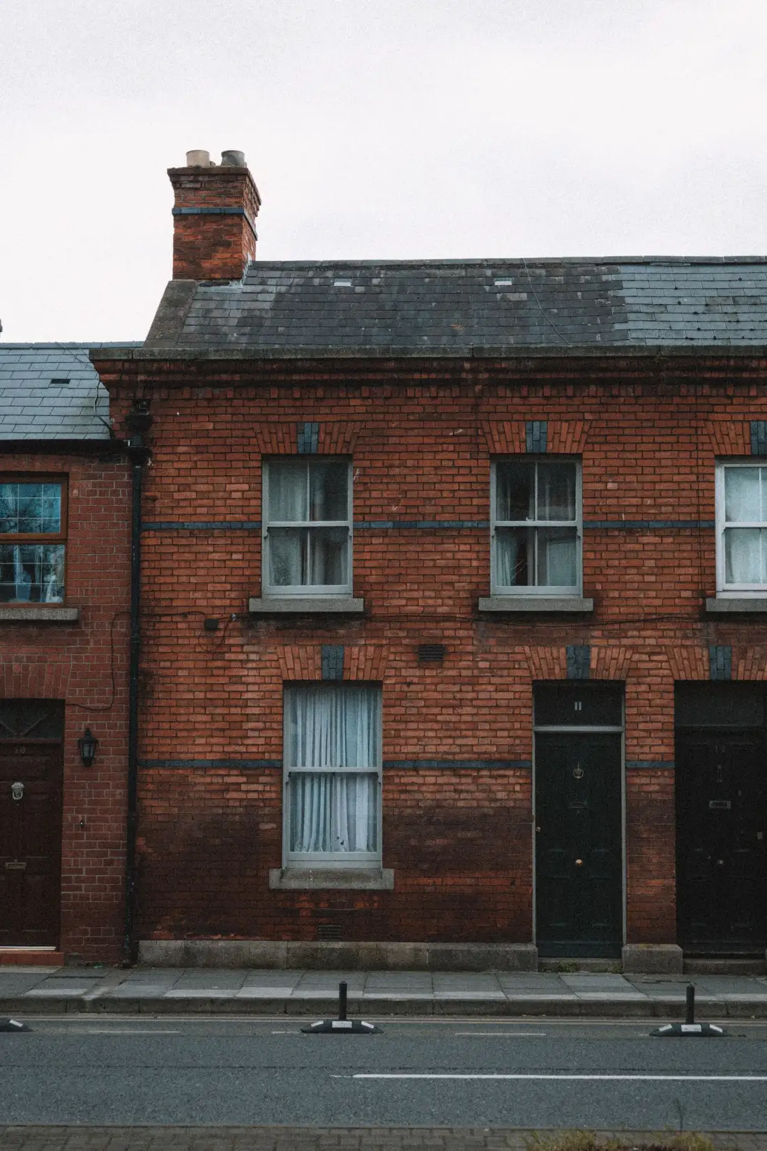 Rangée de maisons de ville en brique le long d'une rue