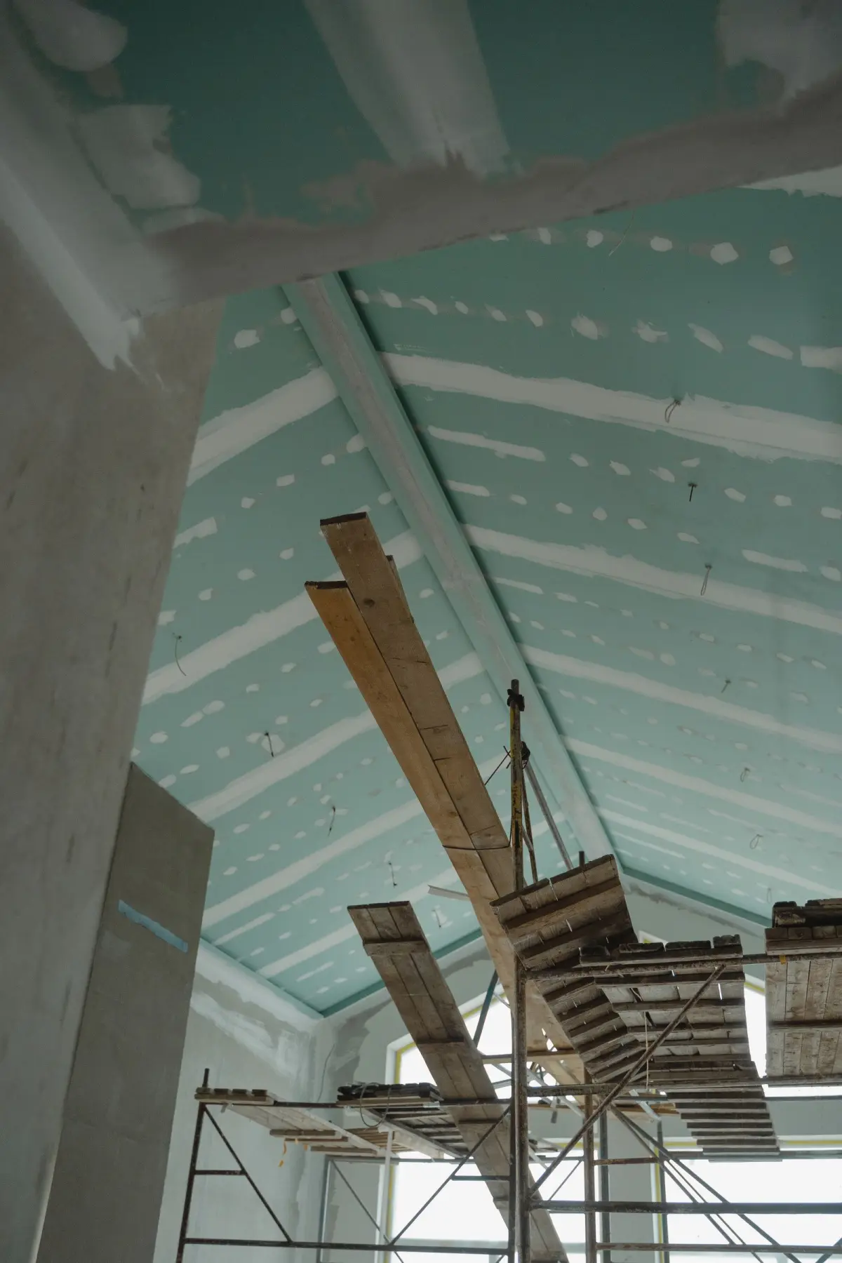 Ossature et plaques préparées pour un plafond suspendu